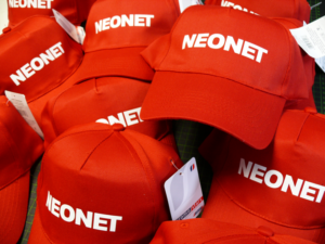 Czerwone czapki z daszkiem z nadrukiem NEONET